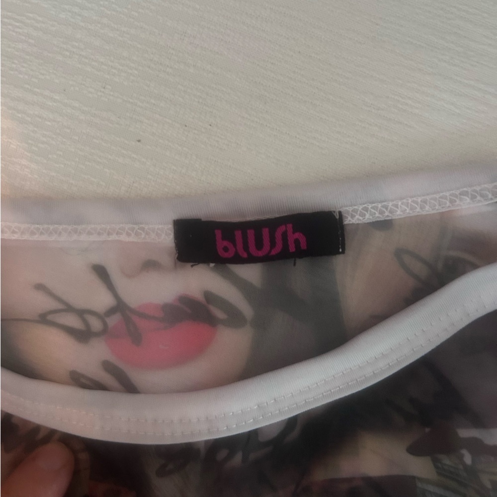 Blush White and Gray‎ Cropped Graphic Top - Picture 4 of 5